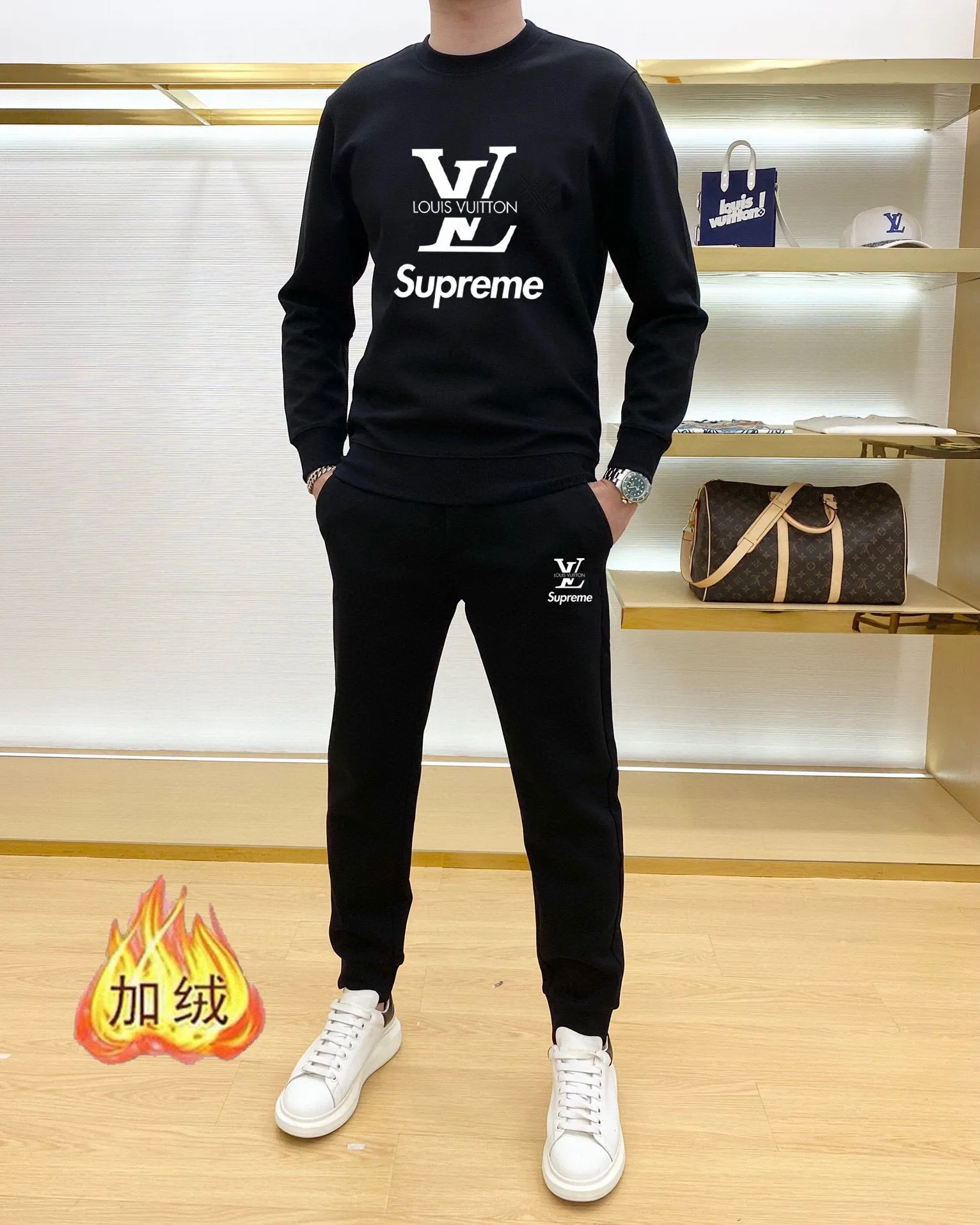 🅿️400 brand [LV Louis Vuitton] (velvet and thickened) 2025 autumn and winter new products, celebrities' favorite fashion-flavored casual suits, clean and neat tailoring, full of urban style. Made of high-quality custom-made fabrics, the lining has excellent thermal insulation effect, feels soft and dry, and the upper body effect is crisp and stylish. The three-dimensional cutting process and the pattern are all of high standards, and the silhouette version has the right benefits! It is not tight at all, and you feel good when you wear it. So many top-quality raw materials create high-end products with unparalleled value. It is the first choice for high-end fashion people. (Size: M-4XL can wear up to 200 pounds)